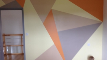 Photo d'une chambre de bébé avec mur géométrique