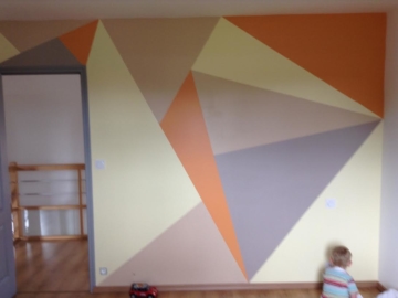 Photo d'une chambre de bébé avec mur géométrique
