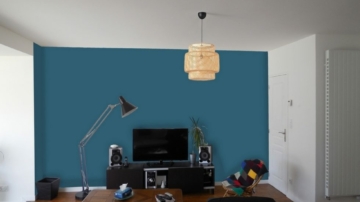 Photomontage d'un salon avec bleu canard au mur et suspension Ikea