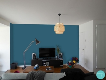 Photomontage d'un salon avec bleu canard au mur et suspension Ikea