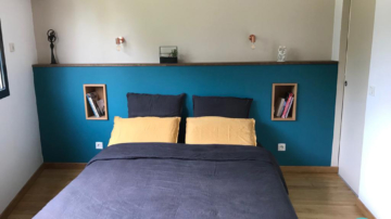Photo d'une chambre avec tête de lit sur mesure avec coffrage et peinture bleu