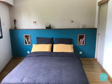 Photo d'une chambre avec tête de lit sur mesure avec coffrage et peinture bleu