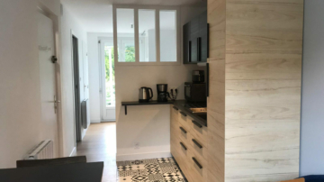 Photo projet finalisé appartement pour location, kitchenette bois et noir