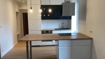 Photo projet finalisé appartement pour location, cuisine bois, blanc et bleu, crédence carrelage métro