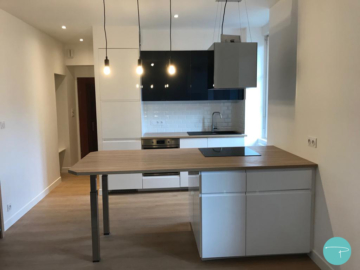 Photo projet finalisé appartement pour location, cuisine bois, blanc et bleu, crédence carrelage métro