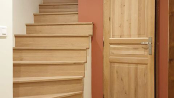 Photo escalier terracotta, sol parquet et porte bois