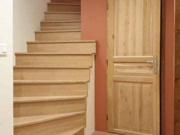Photo escalier terracotta, sol parquet et porte bois