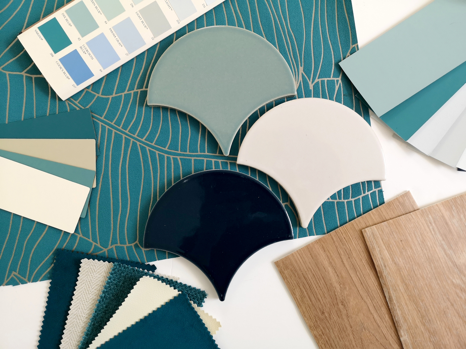 Palette de couleurs bleu et vert avec carreaux de céramique pour décoration intérieure Palette de couleurs bleu et vert pour décoration intérieure avec carreaux de céramique, échantillons de tissus et bois