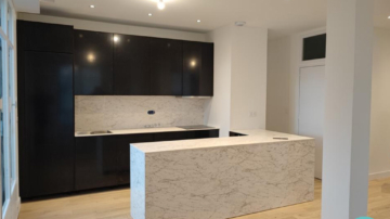 Photo d'une cuisine bleu foncé et marbre blanc pour un appartement en location à Rennes