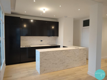 Photo d'une cuisine bleu foncé et marbre blanc pour un appartement en location à Rennes