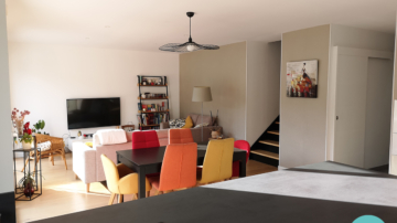 Photo d'une pièce de vie chaleureuse avec mur beige