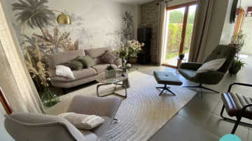 Métamorphose d'un salon gris aux accents kaki