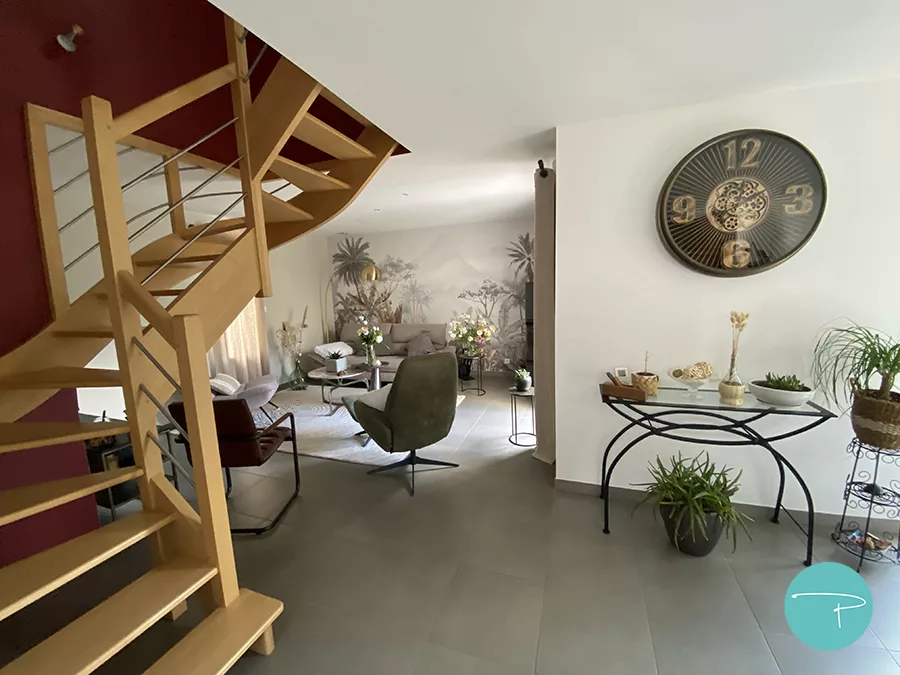 Métamorphose d'un salon gris aux accents kaki