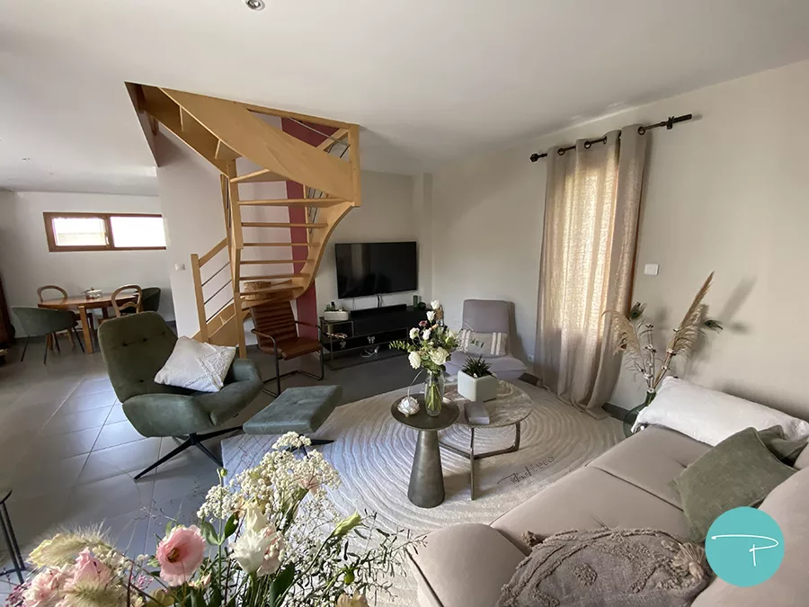 Métamorphose d'un salon gris aux accents kaki