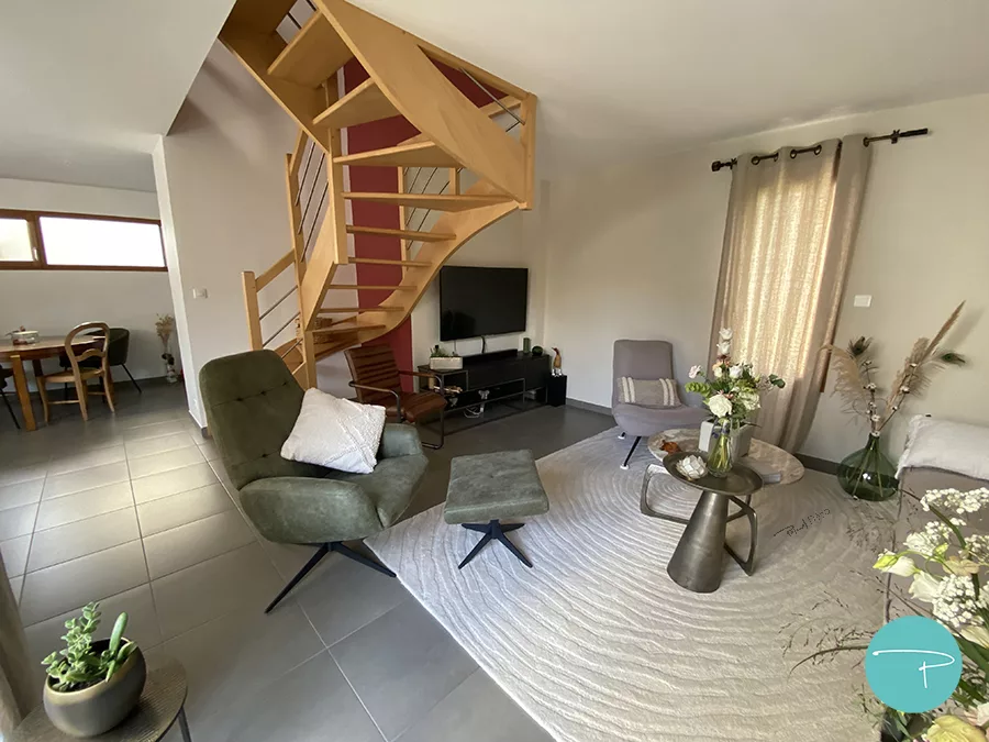 Métamorphose d'un salon gris aux accents kaki