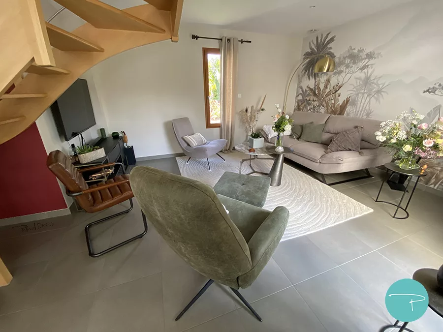Métamorphose d'un salon gris aux accents kaki
