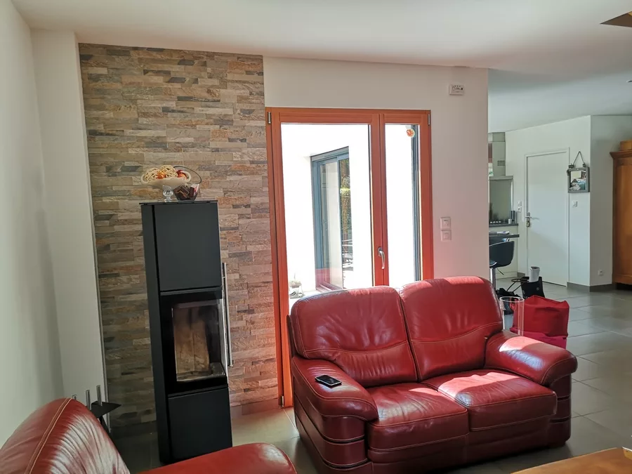 Métamorphose d'un salon gris aux accents kaki