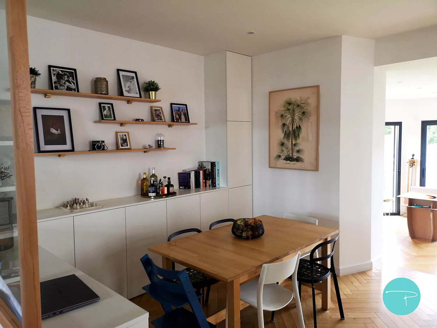 Aménagement et agencement d'une salle à manger avec meuble sur mesure, étagères murales, verrière