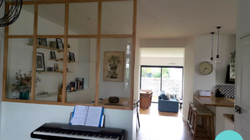 Aménagement et agencement d'une salle à manger avec meuble sur mesure, étagères murales, verrière