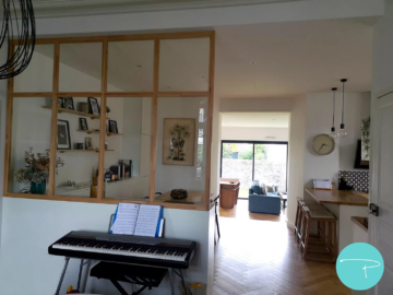 Aménagement et agencement d'une salle à manger avec meuble sur mesure, étagères murales, verrière