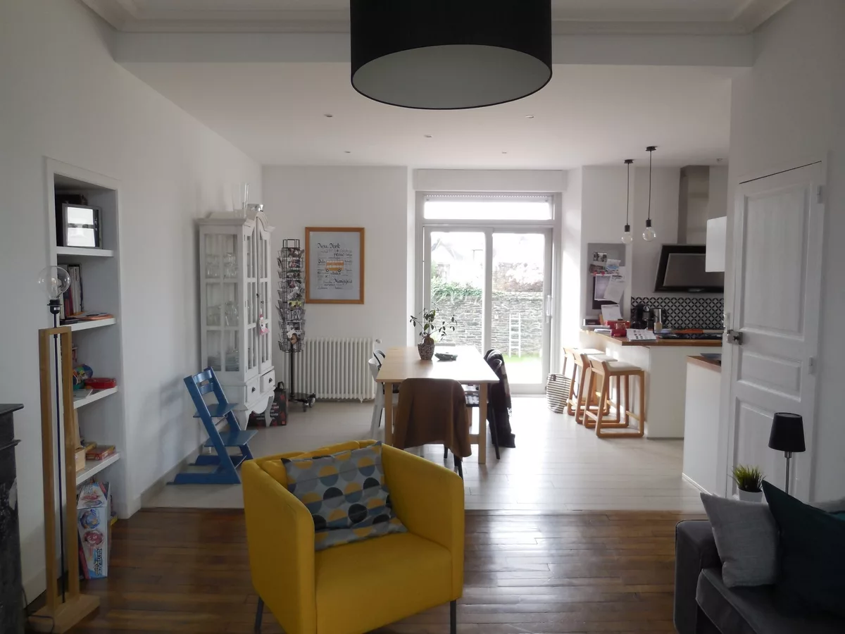 Aménagement et agencement d'une salle à manger avec meuble sur mesure, étagères murales, verrière