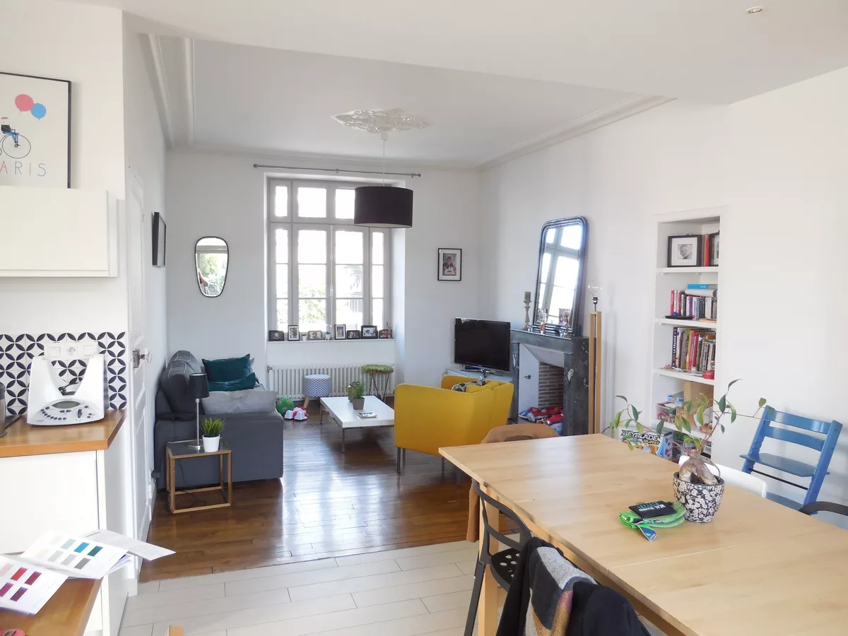 Aménagement et agencement d'une salle à manger avec meuble sur mesure, étagères murales, verrière
