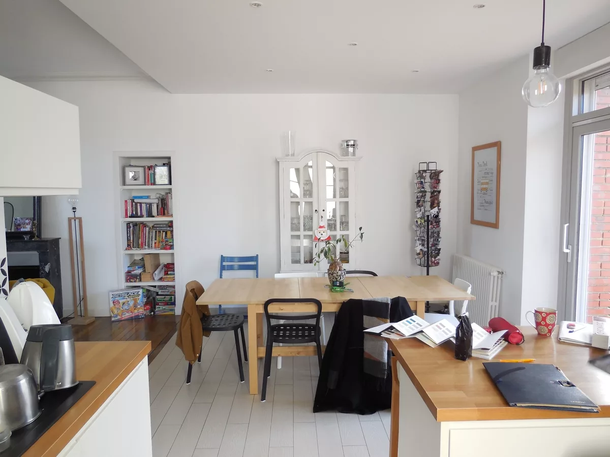 Aménagement et agencement d'une salle à manger avec meuble sur mesure, étagères murales, verrière