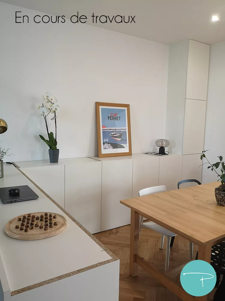 Aménagement et agencement d'une salle à manger avec meuble sur mesure, étagères murales, verrière