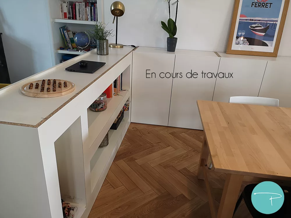 Aménagement et agencement d'une salle à manger avec meuble sur mesure, étagères murales, verrière