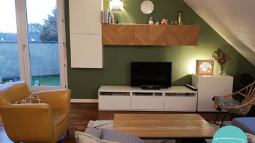 Coaching déco Rennes 35, avec salon mur vert, mobilier bois, meuble TV blanc et chevron, fauteuil salle à manger velours jaune, fauteuil rotin, buffet portes relief bois, canapé tissu gris