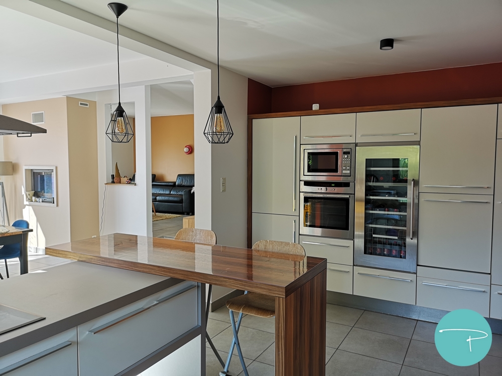 Photo après un conseil couleur d'une cuisine blanc, grise et plan de travail bois avec murs terracotta et carrelage gris