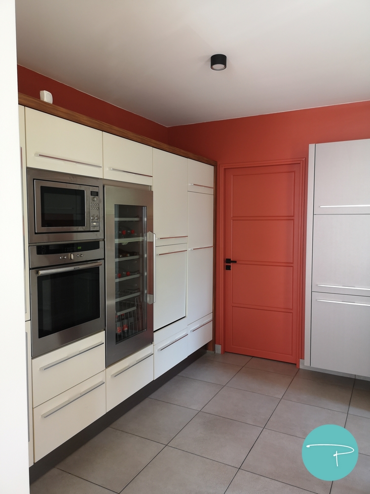 Photo après un conseil couleur d'une cuisine blanc, grise et plan de travail bois avec murs terracotta et carrelage gris