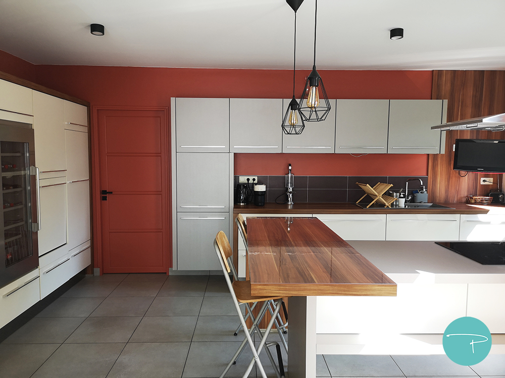 Photo après un conseil couleur d'une cuisine blanc, grise et plan de travail bois avec murs terracotta et carrelage gris