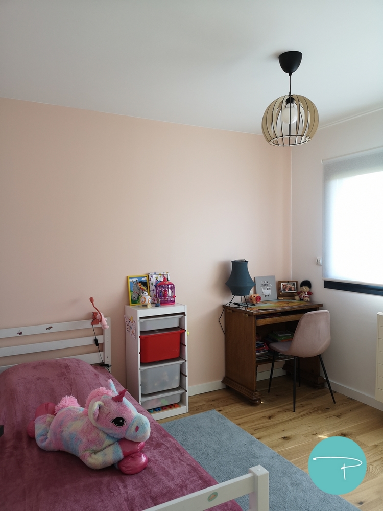 Photo après un conseil couleur d'une chambre de petite fille avec mur rose et pêche