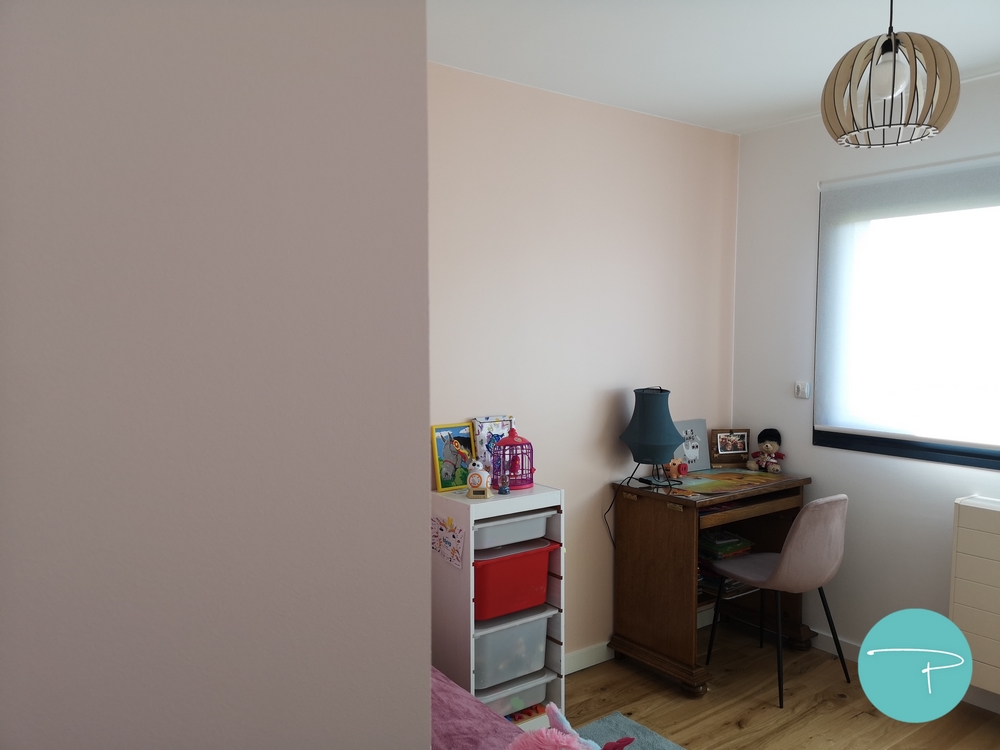 Photo après un conseil couleur d'une chambre de petite fille avec mur rose et pêche