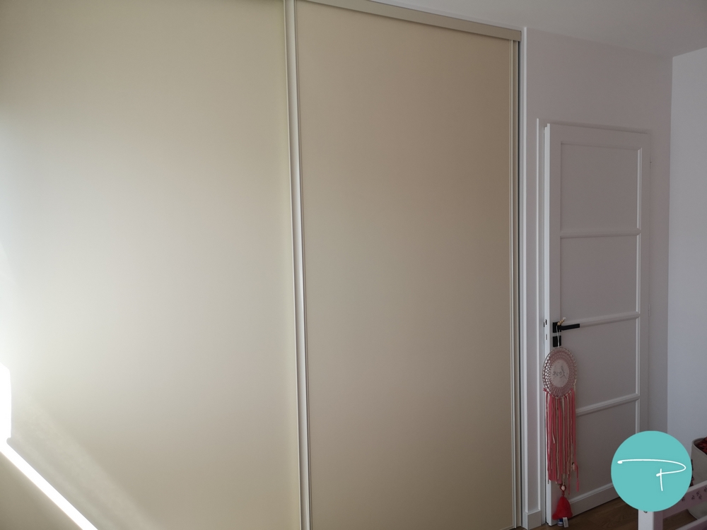 Photo après un conseil couleur d'une chambre de petite fille avec mur rose et pêche