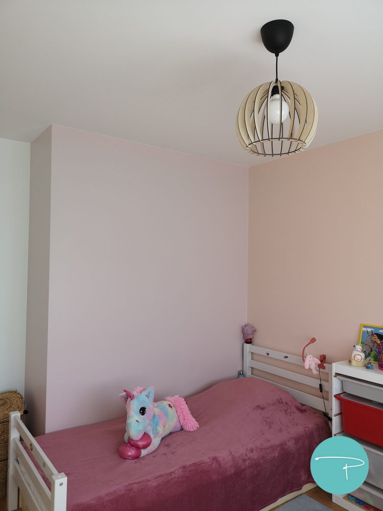 Photo après un conseil couleur d'une chambre de petite fille avec mur rose et pêche