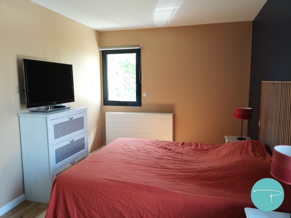 Photo après un conseil couleur d'une chambre parentale avec tête de lit bleu marine et murs jaune ocre