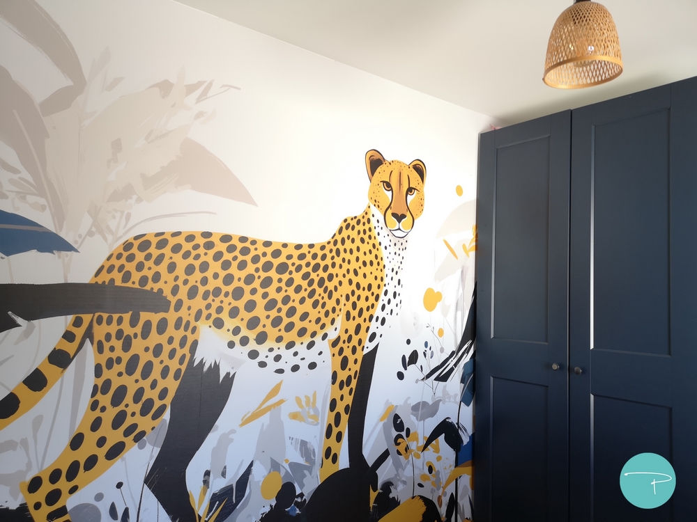 Photo après un conseil couleur d'une salle de jeux pour enfants avec papier peint panoramique guépard et placard bleu marine