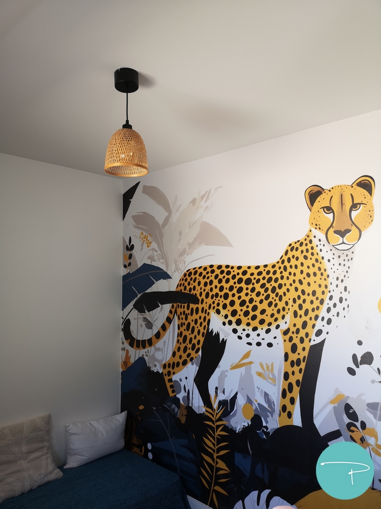 Photo après un conseil couleur d'une salle de jeux pour enfants avec papier peint panoramique guépard et placard bleu marine