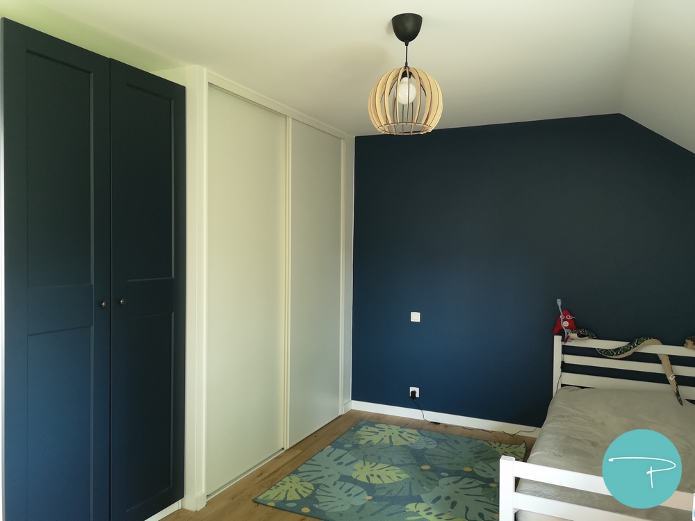 Photo après un conseil couleur d'une chambre de garçon avec mur bleu marine