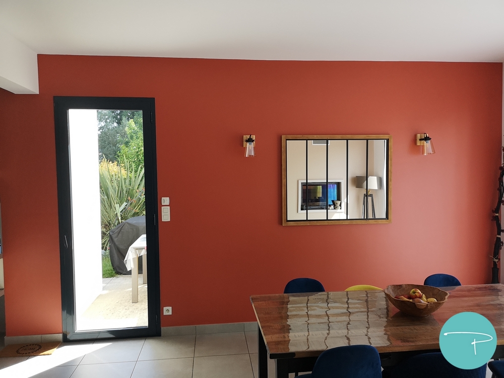 Photo après un conseil couleur d'un salle à manger avec mur terracotta