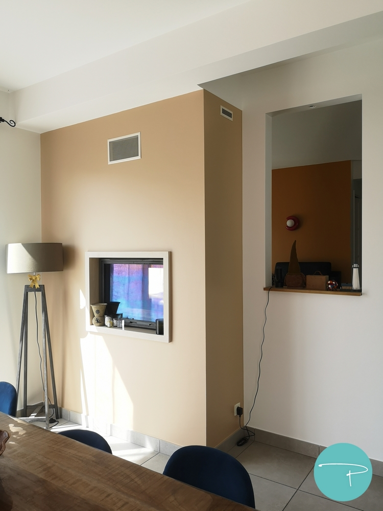 Photo après un conseil couleur d'un salon avec cheminée double foyer beige