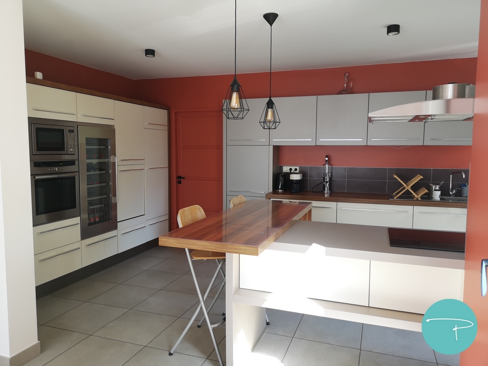 Photo après un conseil couleur d'une cuisine blanc, grise et plan de travail bois avec murs terracotta et carrelage gris