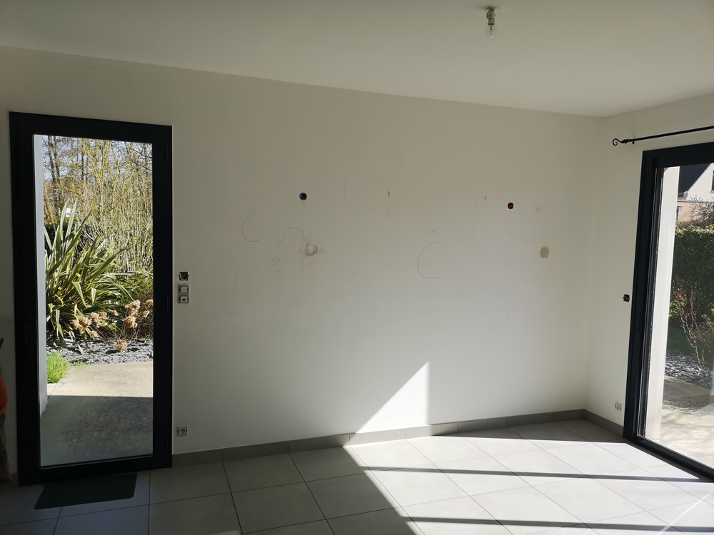 Photo avant d'une salle à manger avec carrelage gris
