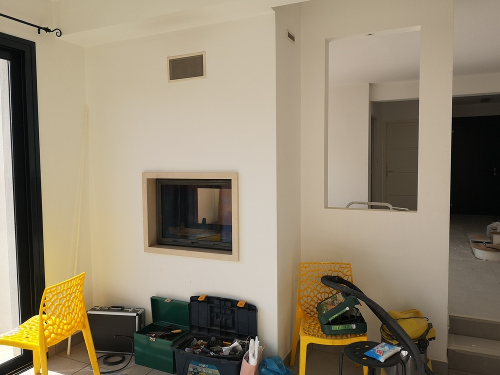 Photo avant salon travaux avec cheminée et carrelage gris