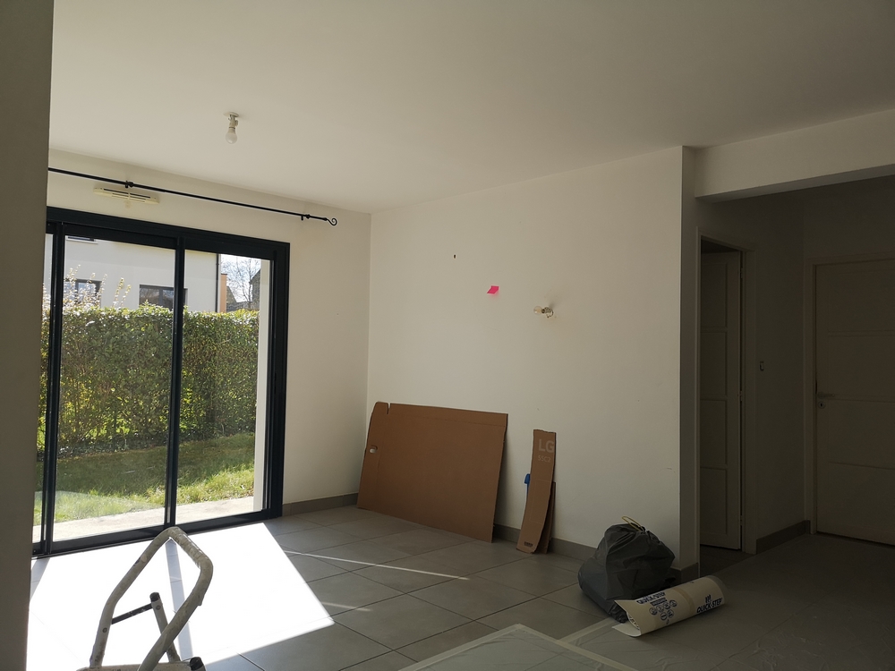 Photo avant salon travaux avec cheminée et carrelage gris