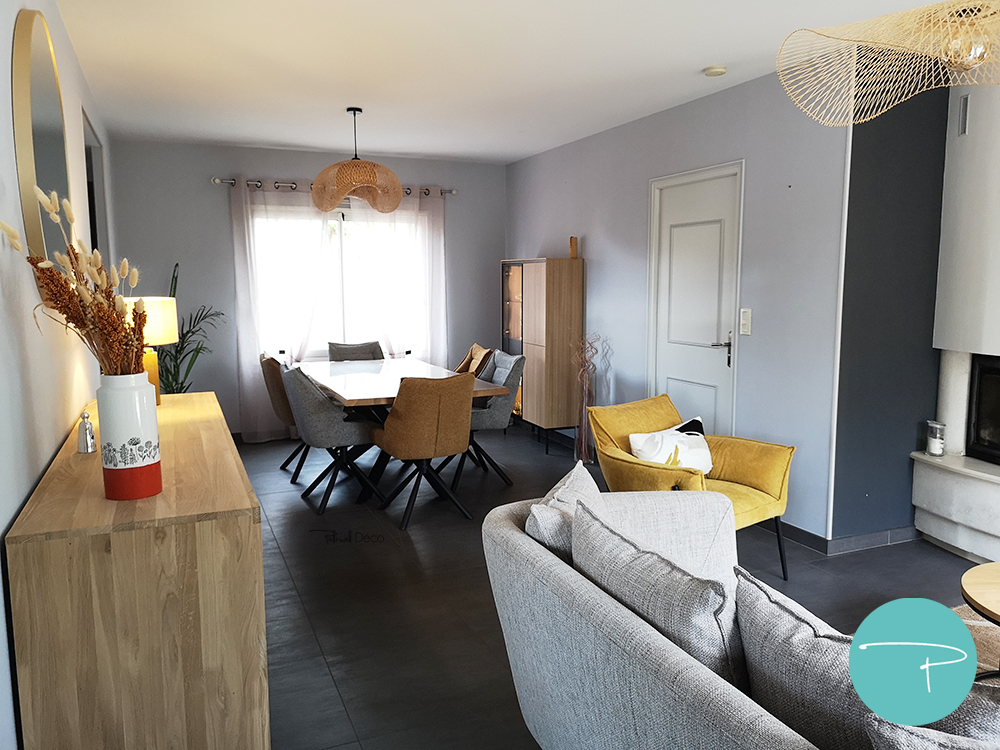 Coaching déco Vitré 35500, planche shopping salon et salle à manger style moderne épuré, mobilier bois, fauteuil jaune, canapé beige, suspensions bambou, style moderne, carrelage gris anthracite, murs gris, table bois pieds métal
