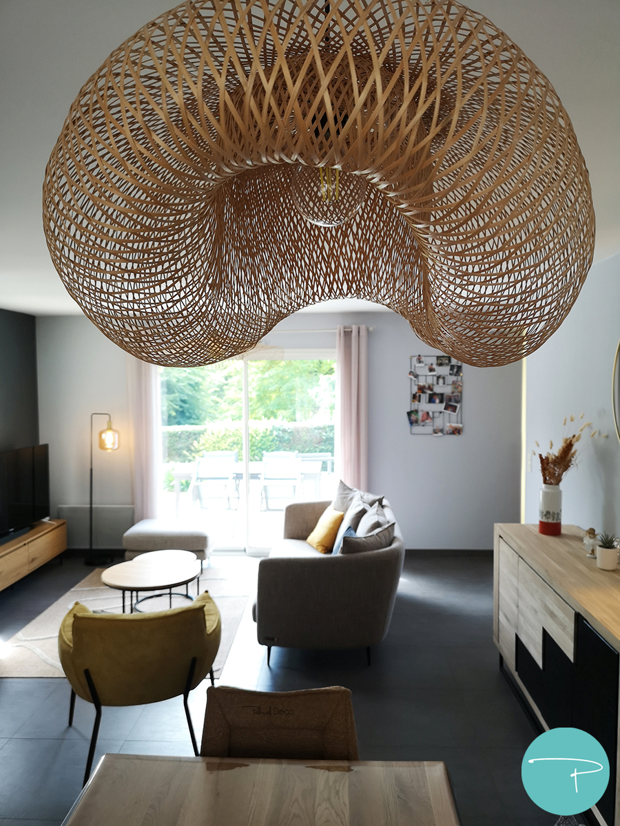 Coaching déco Vitré 35500, planche shopping salon et salle à manger style moderne épuré, mobilier bois, fauteuil jaune, canapé beige, suspensions bambou, style moderne, carrelage gris anthracite, murs gris, table bois pieds métal