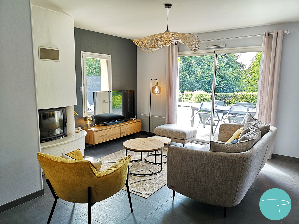 Coaching déco Vitré 35500, planche shopping salon et salle à manger style moderne épuré, mobilier bois, fauteuil jaune, canapé beige, suspensions bambou, style moderne, carrelage gris anthracite, murs gris, table bois pieds métal